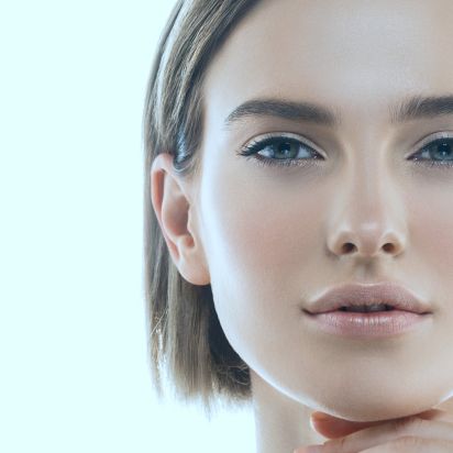 Patientin mit faltenfreier Haut nach einem Fadenlifting