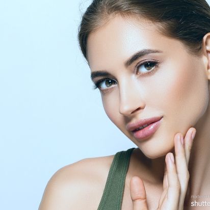 Zufriedene Patientin nach einer Faltenbehandlung