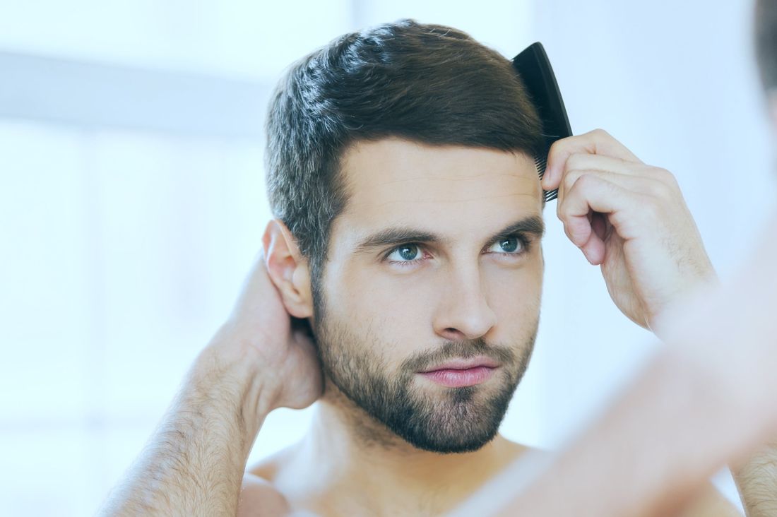 Zufriedener Patient mit vollem Haar nach einer Haaranalyse