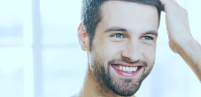 Glücklicher Patient nach einer Haartransplantation
